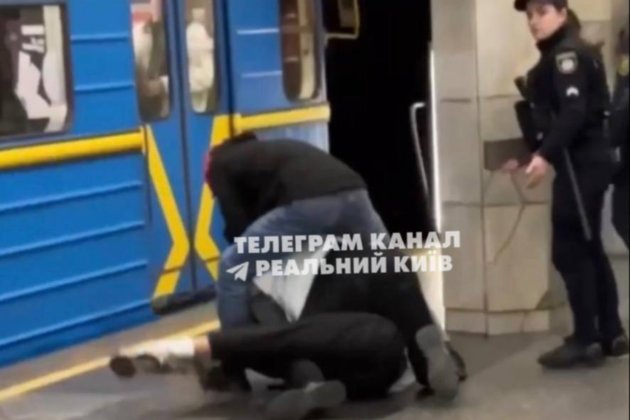 У київському метро підлітки гуртом побили молодого чоловіка — поліція почала провадження
