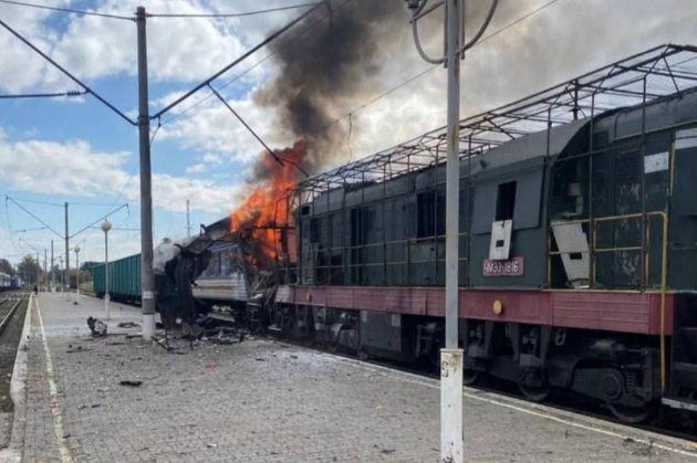 Окупанти атакували вокзал у Шостці і влучили у пасажирський потяг (відео)
