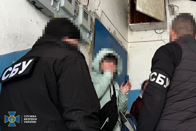 Псевдоприбиральниця шпигувала в оселях українських воїнів на Донеччині — її затримала СБУ