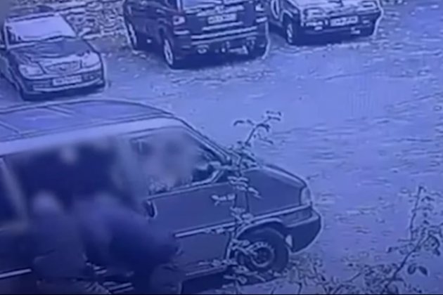 Двом поліцейським із Києва оголосили підозру в побитті чоловіка біля ТЦК після того, як той розпилив газовий балончик