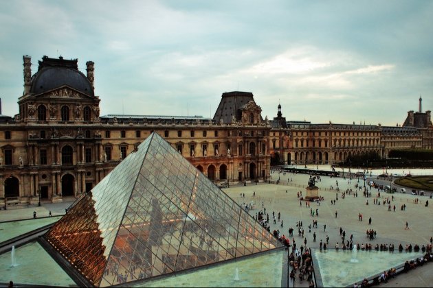 Двох підозрюваних у пограбуванні Лувру затримали. Один із них збирався летіти до Алжиру — ЗМІ