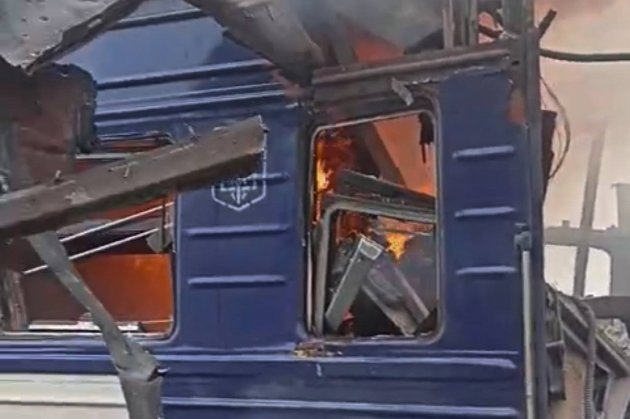 Окупанти атакували вокзал у Шостці і влучили у пасажирський потяг (відео)