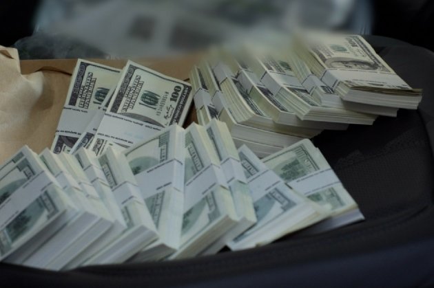 Майже $500 тис. за «вирішення питань»: псевдопрацівника НАБУ затримали на передачі грошей (відео)