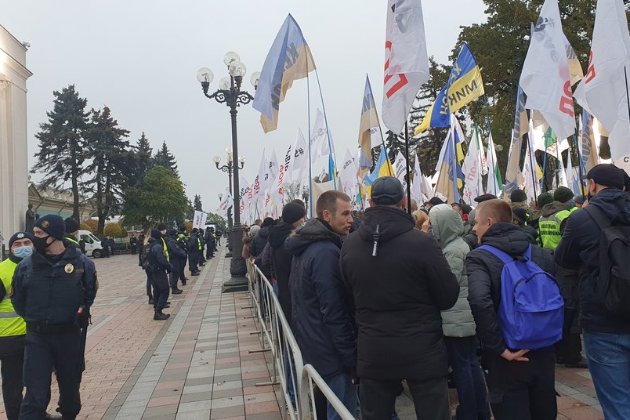 У Києві під Верховною Радою протестують власники авто на єврономерах