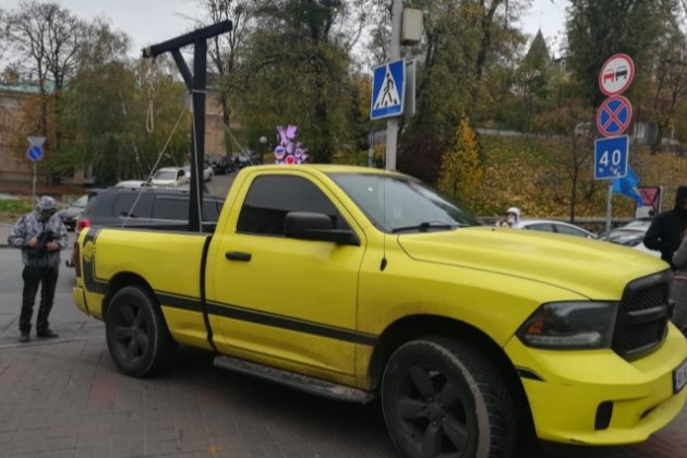 «Вали до Ростова!». Активісти встановили шибеницю біля маєтку очільника КСУ (фото, відео)