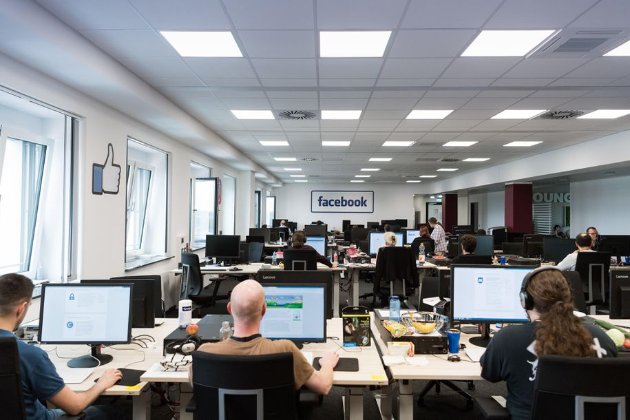 Контент-модератори Facebook звинуватили компанію у змушенні персоналу повертатися до офісів, незважаючи на пандемію