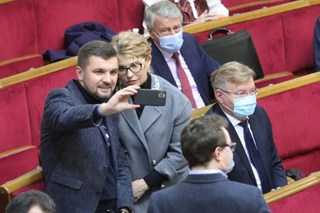 Тимошенко змінила імідж. З нею роблять селфі депутати, а в соцмережах сиплять компліментами (фото)