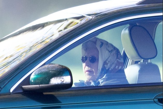 95-річній королеві радили відпочити, а вона ганяє за кермом (фото)