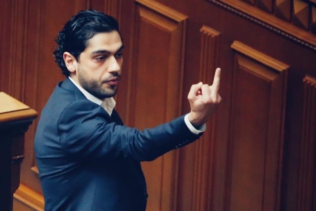 Лерос показав середній палець Зеленському під час виступу у парламенті (відео)