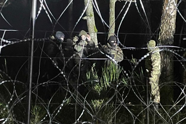 Частині мігрантів вдалося прорвати польський кордон — близько ста осіб затримали