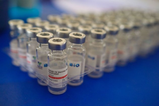 У Польщі почали вакцинувати дорослих третьою дозою. Але є одна умова