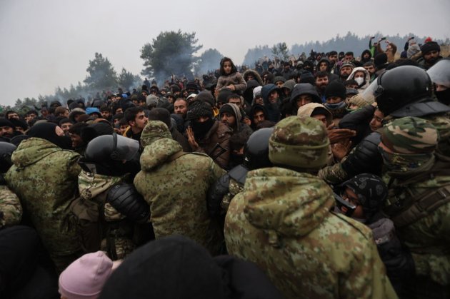У РНБО заявили, що на кордоні Польщі та Білорусі перебуває 15 тис. мігрантів