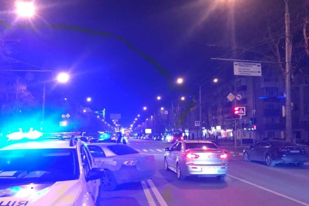 В Харькове машина сбила полицейского на месте ДТП с двумя подростками