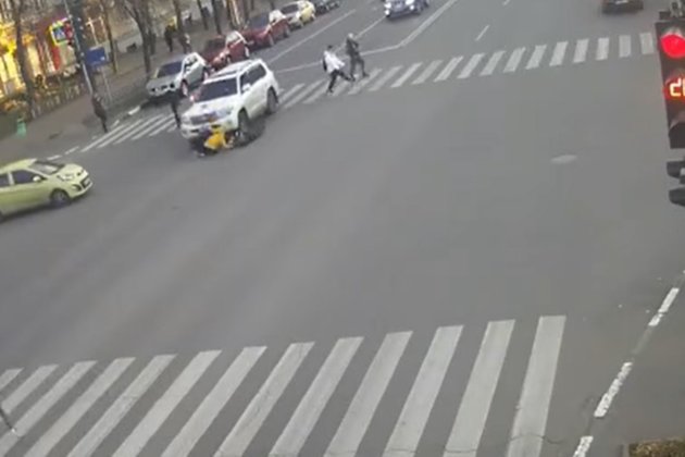 У Харкові водій в'їхав у групу дітей на пішохідному переході та збив двох із них (відео)