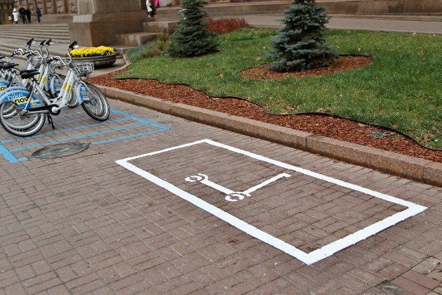 У Києві з'явилась перші парковки для електросамокатів (фото)