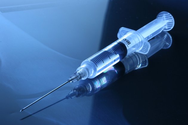 У Німеччині лікар щепив більше 50 людей власною вакциною від COVID-19