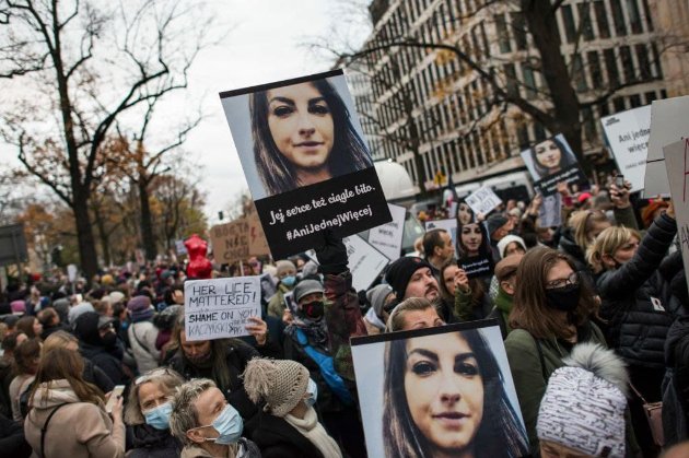 Після смерті вагітної жінки в Польщі тисячі людей знову мітингували проти заборони абортів
