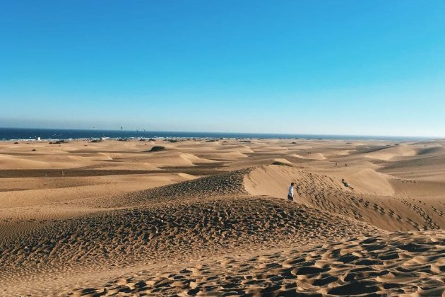 Іспанські заповідні дюни на березі моря потерпають від нашестя секс-туристів