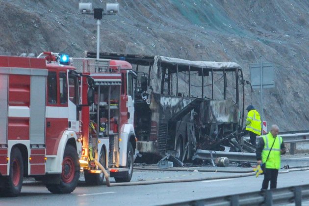 У Болгарії дотла згорів автобус з македонськими туристами. 45 людей загинули (фото)