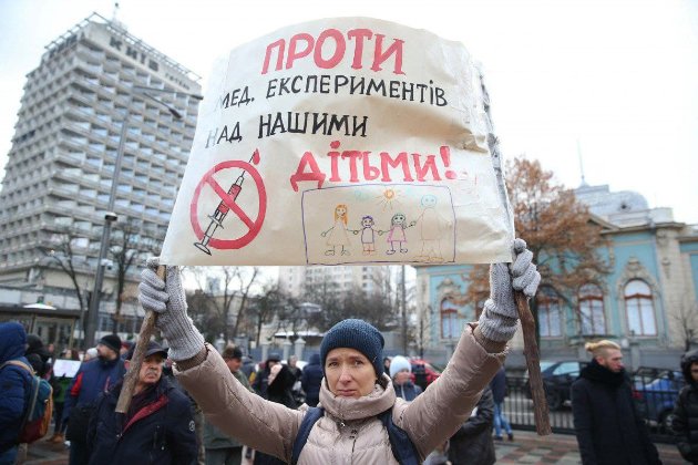 Антивакцинатори у Києві зібралися на протест. Вимагають звільнити їхнього лідера (фото, відео)