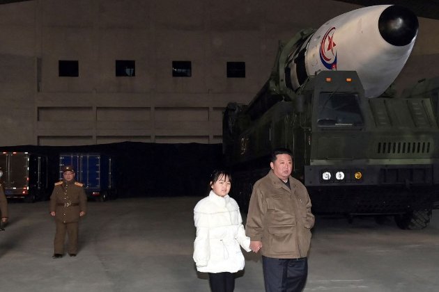 Кім Чен Ин під час випробувань ракети вперше показав світові свою доньку