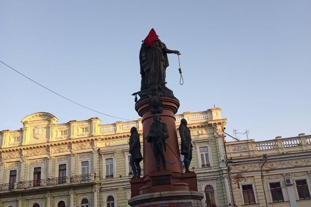 Пам'ятник Катерині ІІ в Одесі одягнули у ковпак ката та прикріпили до статуї зашморг