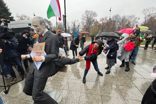 Активісти у Варшаві під посольством Угорщини «витягали Орбана з дупи путіна» (фото)