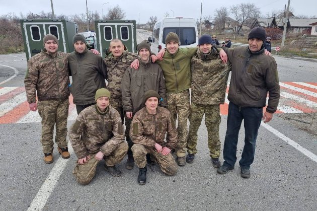 Обмін полоненими. Україна повернула додому 12 військових і цивільних 