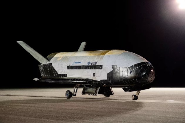 Американський безпілотник повернувся на Землю після рекордних 908 діб у космосі (фото)