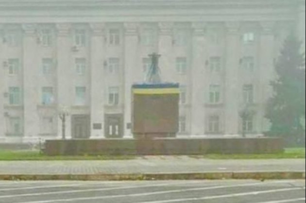 У Херсоні перед будівлею міськради партизани вивісили український прапор (фото)