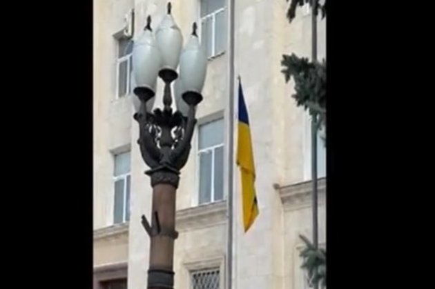 У деокупованому Херсоні офіційно підняли український прапор (відео) 