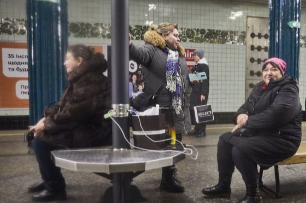 У Києві на 19 станціях метро можна зарядити телефони — Кличко