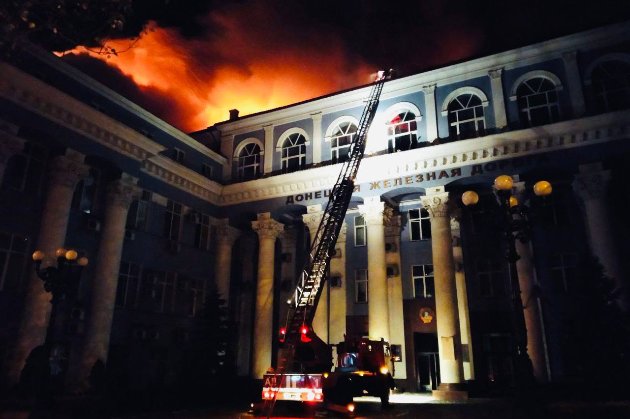 У Донецьку після вибухів спалахнула будівля «управління залізниці» (відео)