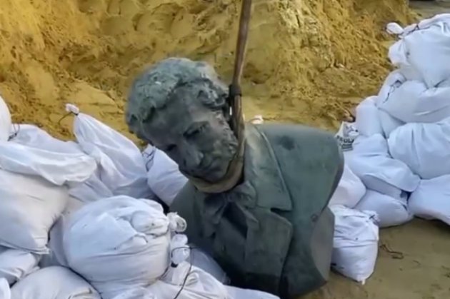 У Харкові демонтували погруддя Пушкіна і відправили на зберігання (відео)