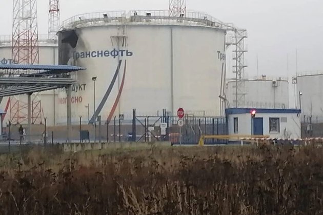 Дрон атакував нафтобазу в рф, розташовану за 200 км від кордону з Україною (фото)