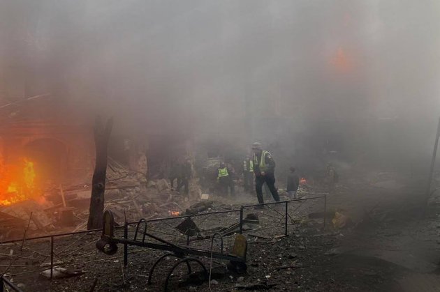 Через ракетний обстріл у Києві загинули троє людей, в області — влучання в багатоповерхівку (фото)