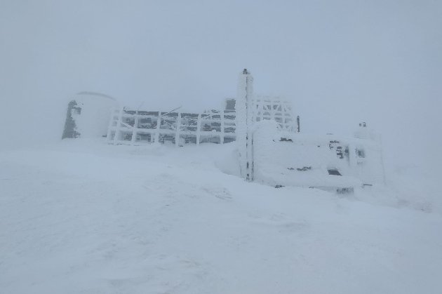 Рятувальники показали, як виглядає Піп Іван під снігом (фото)