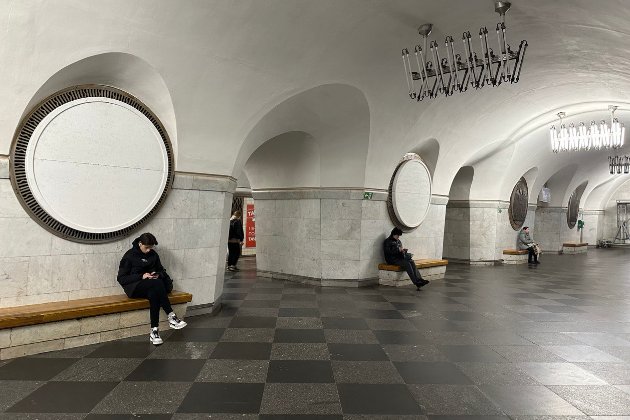 На станції метро «Вокзальна» у Києві маскують радянську символіку (фото)