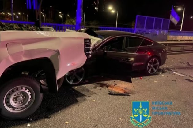 У Києві п'яний водій в'їхав у військове авто під час комендантської години (фото)