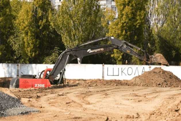 У Херсоні пов’язані з владою підрядники будують школи, попри обстріли рф та протести місцевих — Bihus.Info