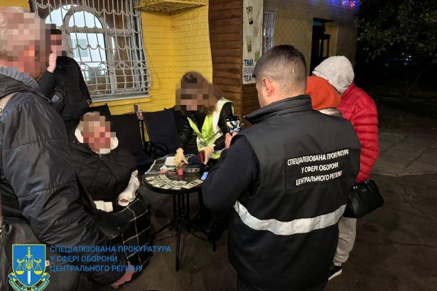 У Києві викрили лікарку та військового, які вимагали з ветерана бойових дій $5 тис.