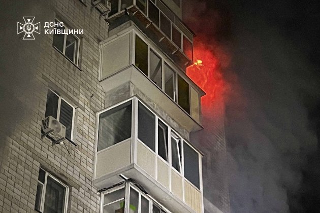У Вишгороді через атаку дронів горіла багатоповерхівка — одна людина загинула (фото)