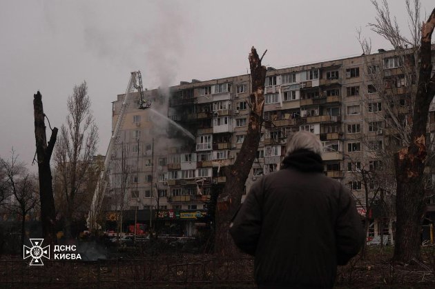 Росіяни цілу ніч масовано атакували Київ і Київщину ракетами та дронами. Є загиблі та поранені (фото, відео)