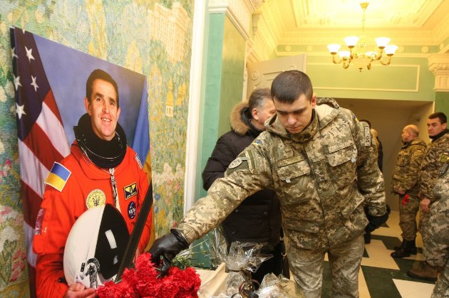 У Києві відкрили пам'ятник першому космонавту незалежної України Каденюку