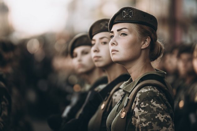 В Україні жінок низки спеціальностей зобов'язали стати на військовий облік. Що це означає і кого стосується