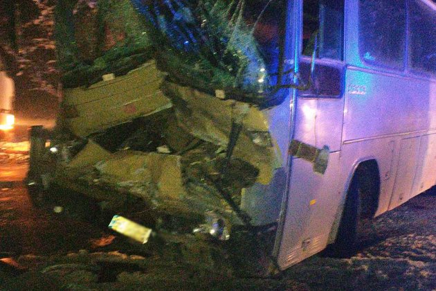 У Львівській області зіткнулися автобус та вантажівка: семеро травмованих (фото)
