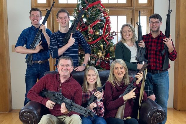 Американський конгресмен опублікував сімейне фото зі зброєю після стрілянини у школі