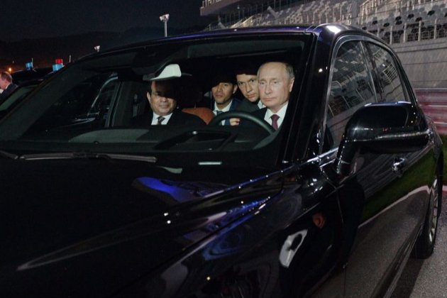 Путин рассказал, как в 90-е подрабатывал таксистом на «Волге» (видео)
