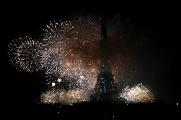 В Париже отменили новогодний фейерверк и шоу из-за распространения штамма «Омикрон»