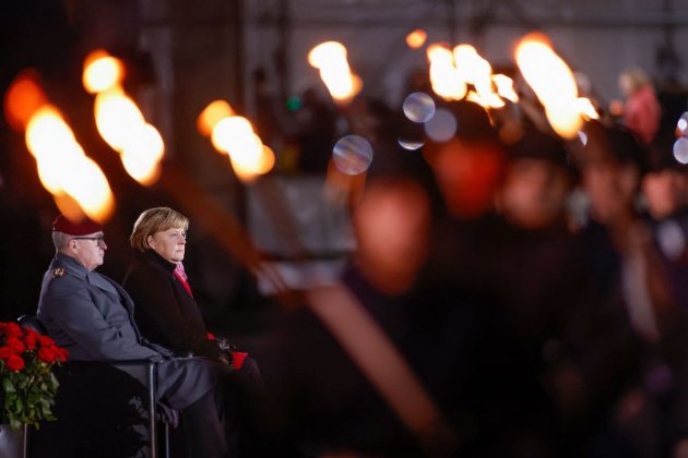 Ангелу Меркель провели з посади під панк-рок та смолоскипи (фото, відео)
